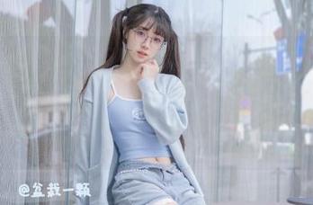 51cg吃瓜网视频：有事回家途中，没想到路边摊成了最热的吃瓜现场！