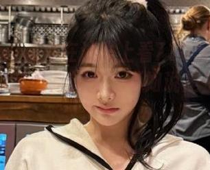 瘫坐在沙发上看718.sx发布的八卦，与其说是新闻，不如说是生活调料？