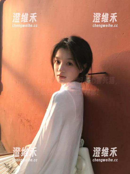 “cgw”发布：好奇心害死猫，瞧这瓜包装得虔诚又神秘！