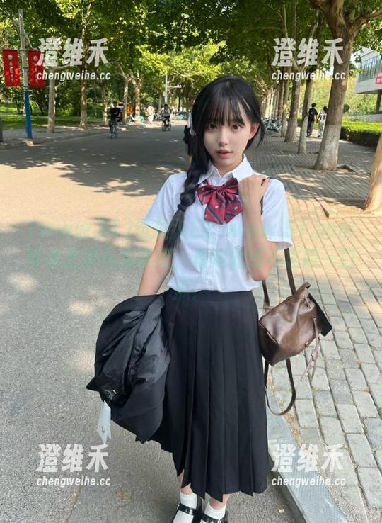 逗趣入口：www.51.com带你走进乌龙戏剧，看戏时还不忘咬一口瓜！
