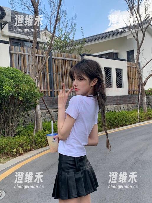 打开黑料吃瓜网网址，插上耳机，沉浸在APP的乱象中，感觉后脑勺发热…